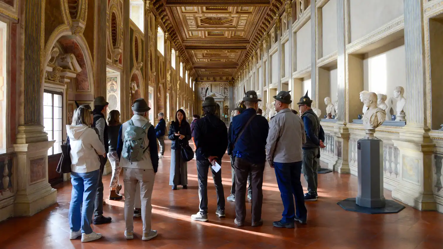mantua-tours-tourist-group-ducal-palace-2